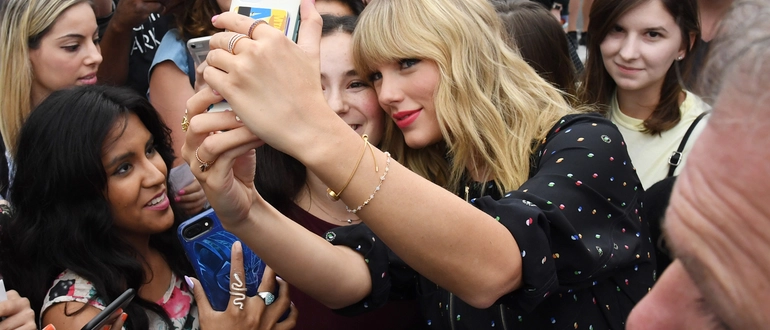 What Taylor Swift does for her fans?